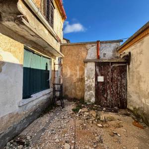 Tribalj, Kuća za adaptaciju sa zemljištem