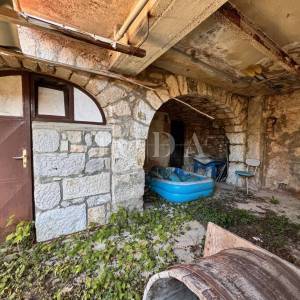 Tribalj, Kuća za adaptaciju sa zemljištem