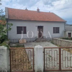 Tribalj, kuća,gospodarska zgrada, prostrana okućnica i oranica