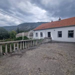 Tribalj, kuća,gospodarska zgrada, prostrana okućnica i oranica