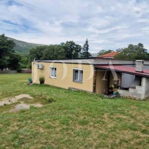 Tribalj, lijepa kuća sa velikom okućnicom 