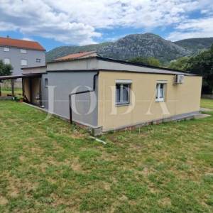 Tribalj, lijepa kuća sa velikom okućnicom 