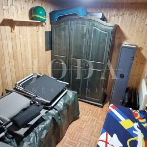 Tribalj, lijepa kuća sa velikom okućnicom 