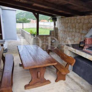 Tribalj, lijepa kuća sa velikom okućnicom 
