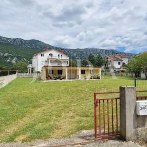 Tribalj, lijepa kuća sa velikom okućnicom 