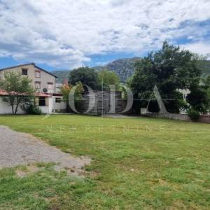 Tribalj, lijepa kuća sa velikom okućnicom 