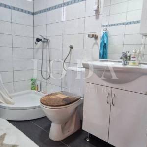 Tribalj, lijepa kuća sa velikom okućnicom 