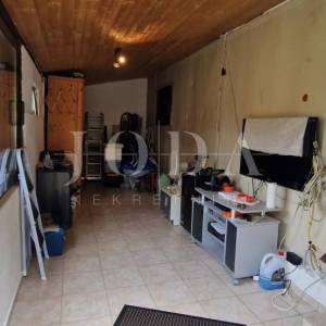 Tribalj, lijepa kuća sa velikom okućnicom 