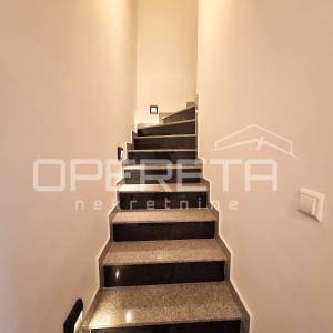 TRIBUNJ poluotok, dvoetažni stan 45 m² 
