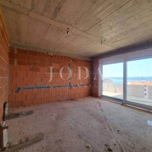 Trosoban stan u novogradnji sa predivnim pogledom na more
