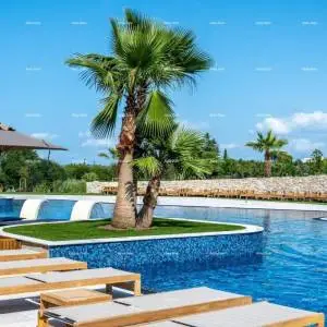 Umag. Alberi. Luksuzni resort s krovnim infinity bazenom!