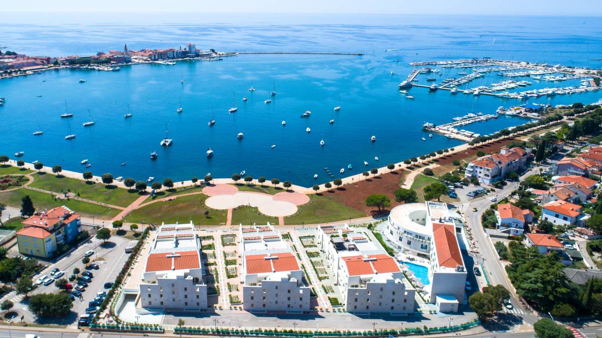UMAG prvi red more! 25m promenada/bazen/recepcija/Lux!
