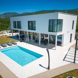 Vila s bazenom i pogledom na more 