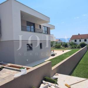 Vila s bazenom i pogledom na more u okolici grada Krka