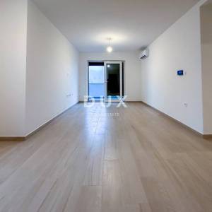 VIŠKOVO, CENTAR - 2S+DB u novogradnji s terasom i okućnicom od 180m2