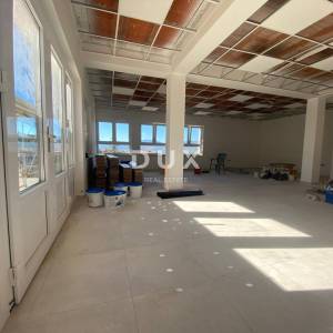 VIŠKOVO, STROGI CENTAR - poslovni prostor 100 m2 u NOVOGRADNJI + 6 parkirnih mjesta! PRILIKA!
