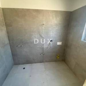VIŠKOVO, STROGI CENTAR - poslovni prostor 100 m2 u NOVOGRADNJI + 6 parkirnih mjesta! PRILIKA!