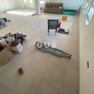 VIŠKOVO, STROGI CENTAR - poslovni prostor 100 m2 u NOVOGRADNJI + 6 parkirnih mjesta! PRILIKA!