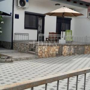 Vodice, kuća sa parkingom na vrhunskoj lokaciji