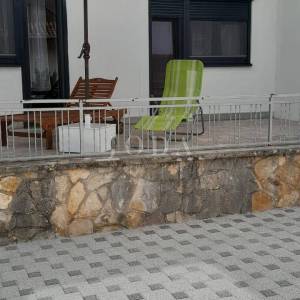 Vodice, kuća sa parkingom na vrhunskoj lokaciji