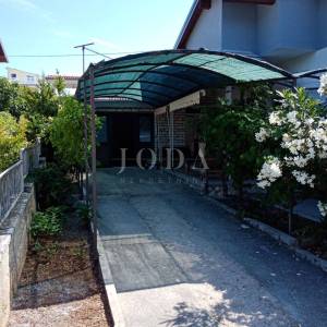 Vodice, kuća sa parkingom na vrhunskoj lokaciji