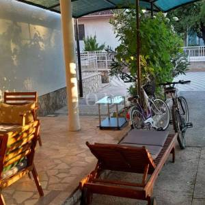 Vodice, kuća sa parkingom na vrhunskoj lokaciji