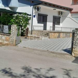 Vodice, kuća sa parkingom na vrhunskoj lokaciji