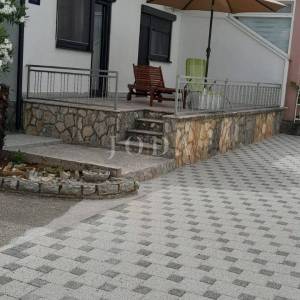 Vodice, kuća sa parkingom na vrhunskoj lokaciji