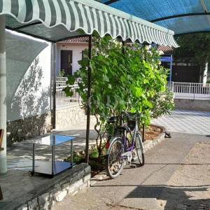 Vodice, kuća sa parkingom na vrhunskoj lokaciji