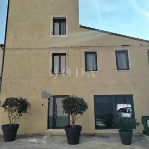 Vodnjan, prekrasna, dizajnerski renovirana kamena kuća 