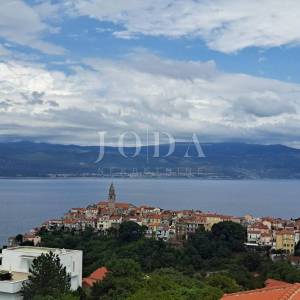 Vrbnik, novogradnja - stan s otvrenim pogledom na more