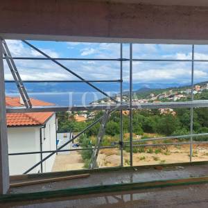 Vrbnik, novogradnja - stan s otvrenim pogledom na more