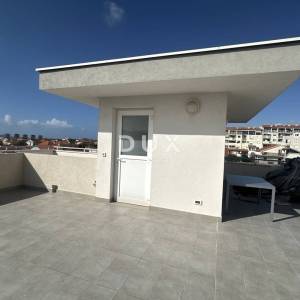 ZADAR, BILI BRIG - Stan (2S+DB) s krovnom terasom!