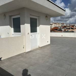 ZADAR, BILI BRIG - Stan (2S+DB) s krovnom terasom!