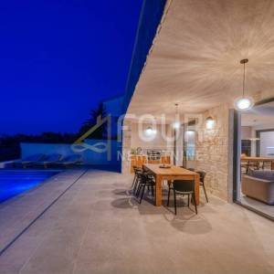 Zadar, Mali Iž, samostojeća kuća s bazenom, 294m2