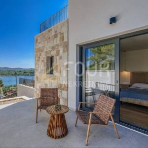 Zadar, Mali Iž, samostojeća kuća s bazenom, 294m2