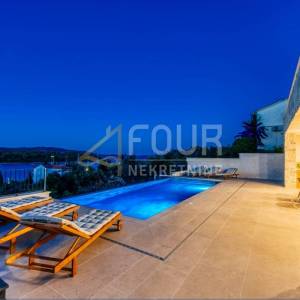Zadar, Mali Iž, samostojeća kuća s bazenom, 294m2
