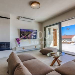 Zadar, Mali Iž, samostojeća kuća s bazenom, 294m2