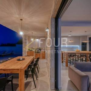 Zadar, Mali Iž, samostojeća kuća s bazenom, 294m2