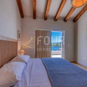 Zadar, Mali Iž, samostojeća kuća s bazenom, 294m2