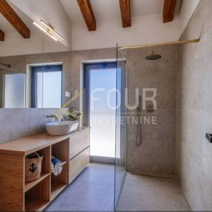 Zadar, Mali Iž, samostojeća kuća s bazenom, 294m2