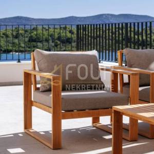 Zadar, Mali Iž, samostojeća kuća s bazenom, 294m2