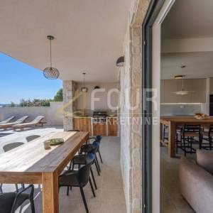 Zadar, Mali Iž, samostojeća kuća s bazenom, 294m2