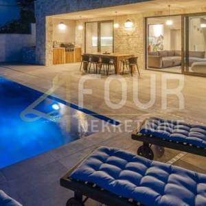 Zadar, Mali Iž, samostojeća kuća s bazenom, 294m2