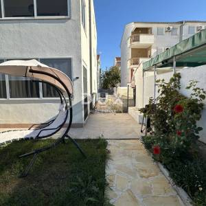 ZADAR, PETRČANE - Namješteni stan u prizemlju sa vrtom!