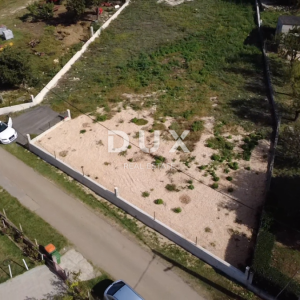 ZADAR, POLIČNIK-  Uređeno zemljište ograđeno zidom!