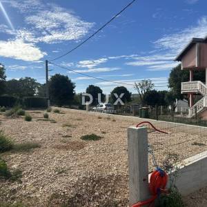 ZADAR, POLIČNIK-  Uređeno zemljište ograđeno zidom!