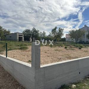 ZADAR, POLIČNIK-  Uređeno zemljište ograđeno zidom!