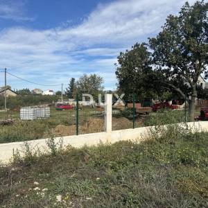 ZADAR, POLIČNIK-  Uređeno zemljište ograđeno zidom!