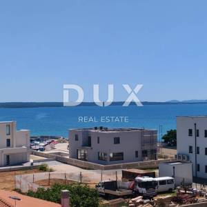 ZADAR, PRIVLAKA - Nevjerojatan Dvoetažni Penthouse s Prostranom Krovnom Terasom 120 Metara od Mora s Očaravajućim Pogledom na M...